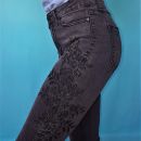 Temne kavbojke z vezenino na straneh, št.27, 4e