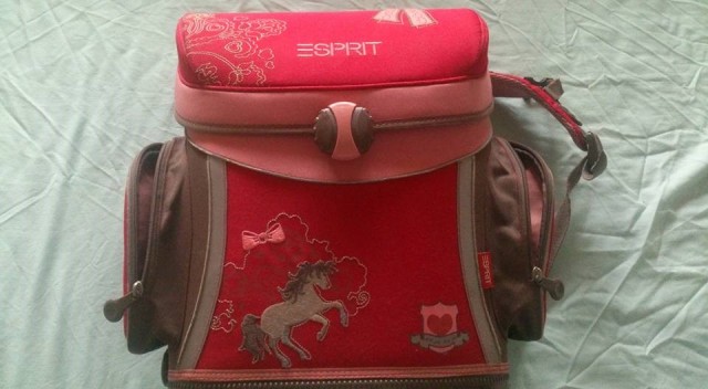 Šolska torba Esprit in vrečka za copate, 17€