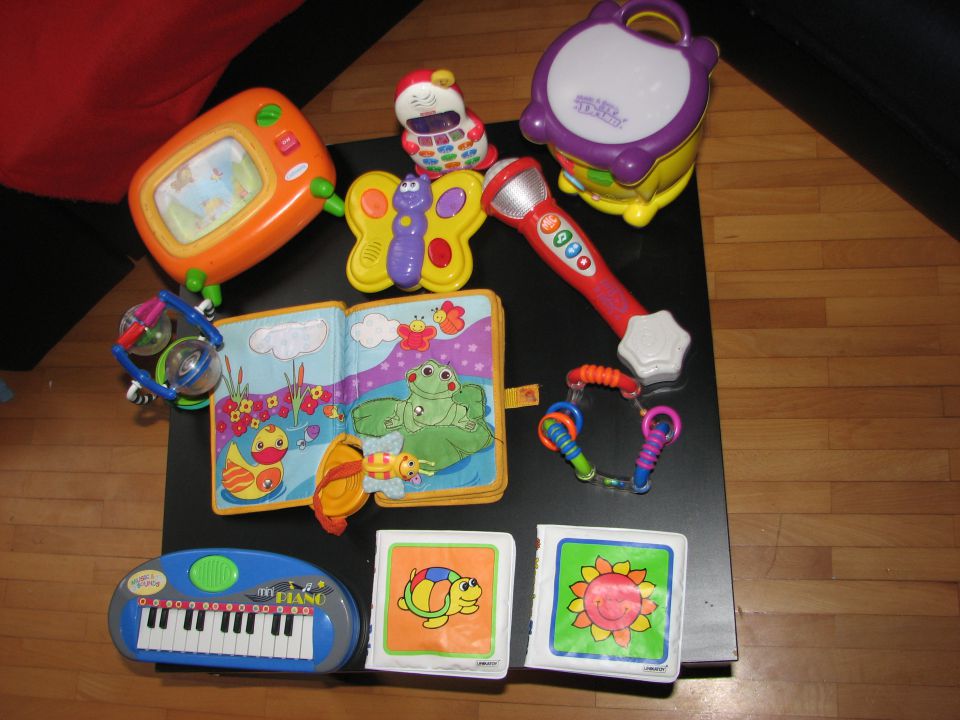 različne igrače in knjige za otroke