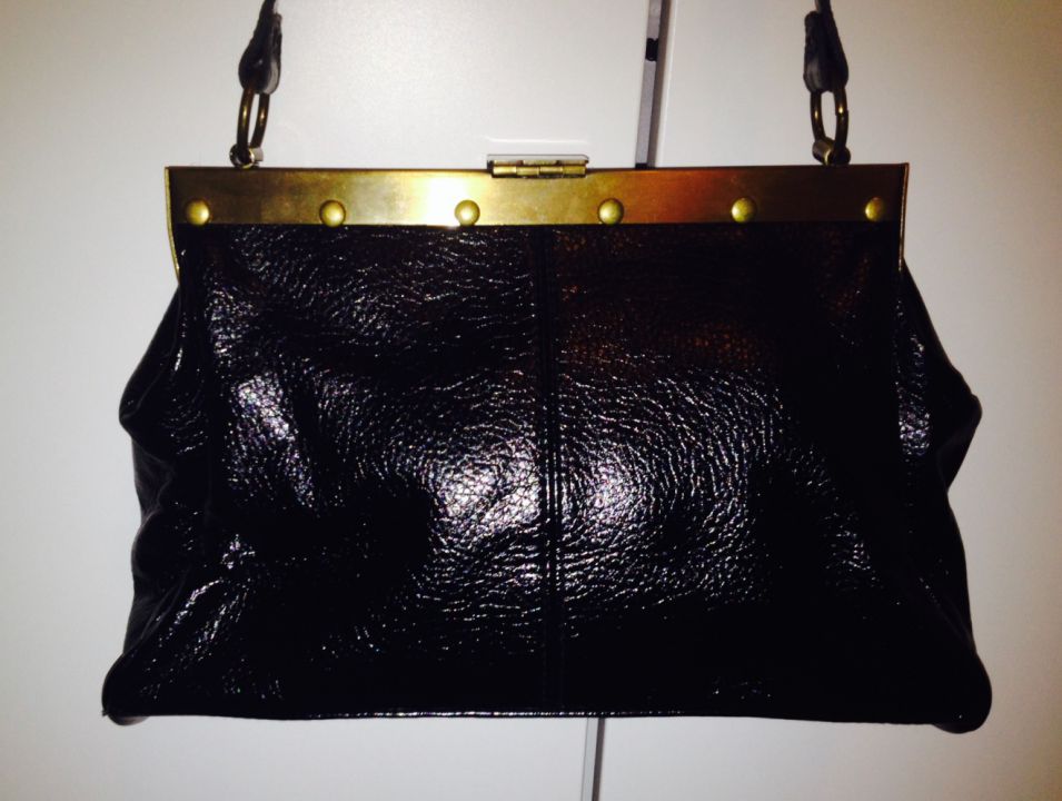 NOVA Črna naramna torbica iz umetnega lakiranega usnja 8 EUR