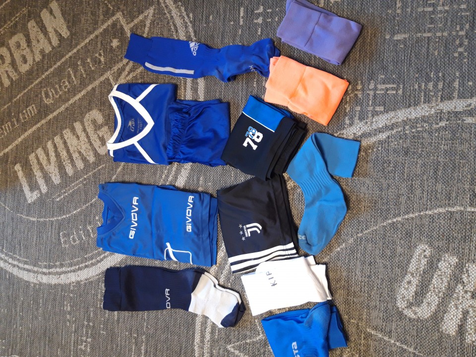 Nogometni dresi in štucne - foto povečava