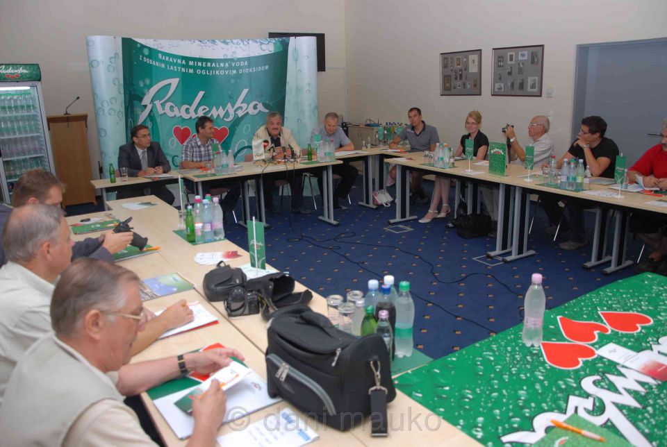 Tiskovne konference - foto povečava