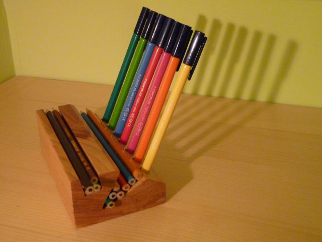 Stojalo za svinčnike.. lahko različnih oblik; cena od 22 do 35 €