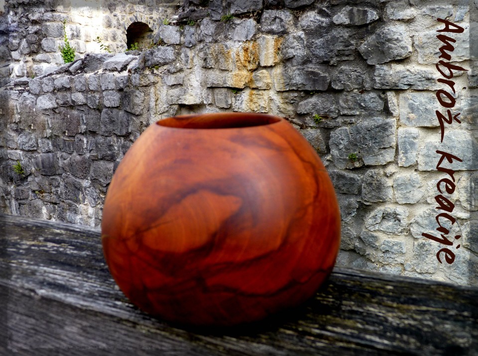 Vaza-posoda za pisala; višina 11 cm, zunanji premer 14 cm (79 €)
