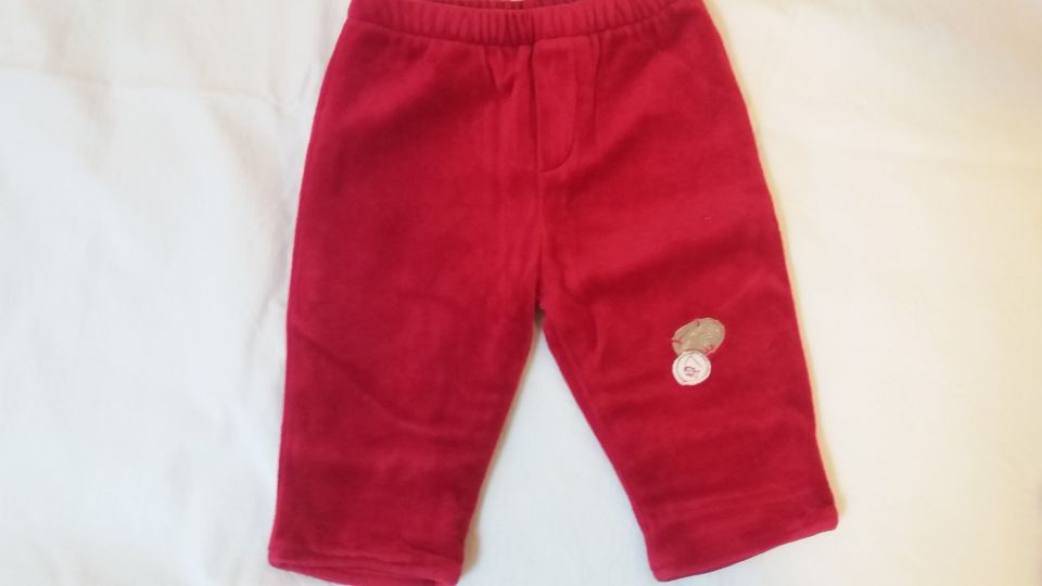 Tople rdeče hlače, št. 62, 3€