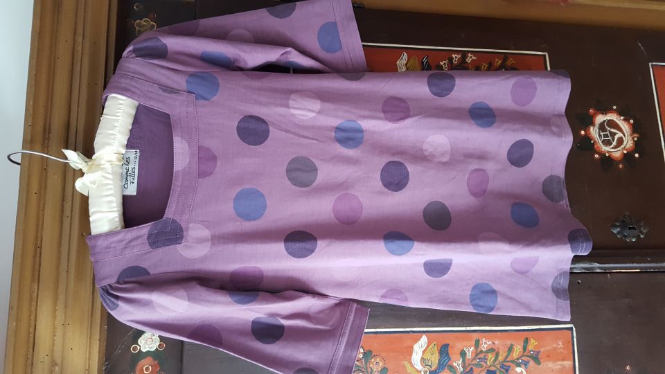 Vijolična tunika ali oblekca s pikami