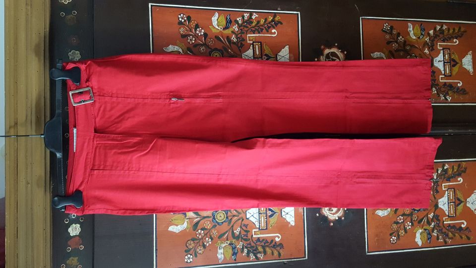 Rdeče dolge hlače 