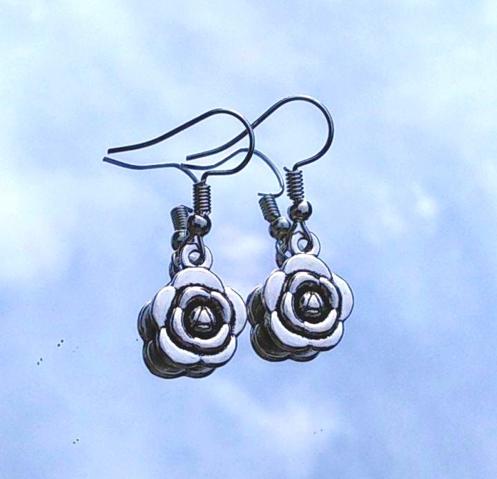 Uhani z obeskom v obliki vrtnice - foto povečava