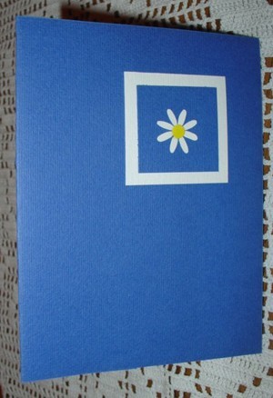 Kolaž in štanca, krogec za sredino cveta narejen z luknjačem za papir