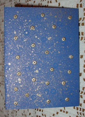 2004 - zlat sprej, nalepljene in z zlatim sprejem pobarvane jušne zvezdice 