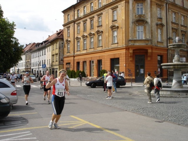 Mojca kaže Bojanu, da je pozdrav na desno