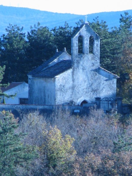 Cerkvica na pokopališču