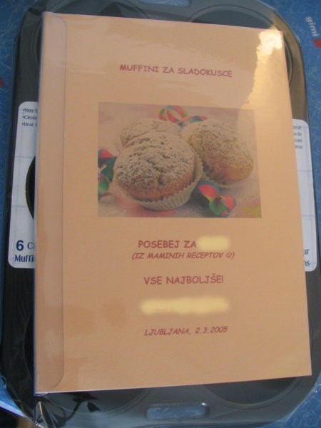 Darilo za sošolko:)
Pekač za muffine, potem pa sem naredila kuharsko knjigico iz receptov
