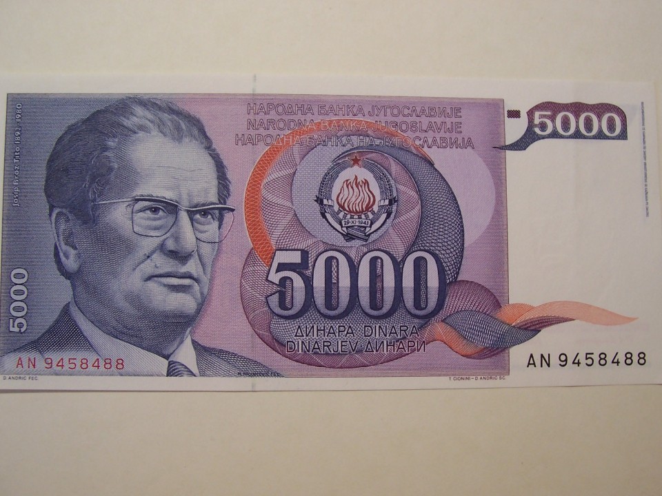 BANKOVEC 5000 DINARJEV - 1 MAJ 1985 - UNC