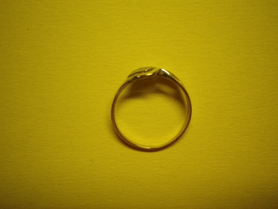 Zlat ženski prstan z tremi cirkoni, starejši