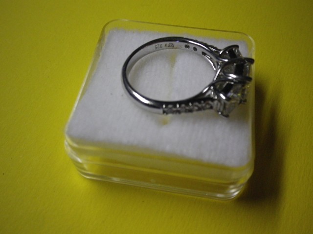 Srebrni prstan z kristali Swarovski, 5 gr.