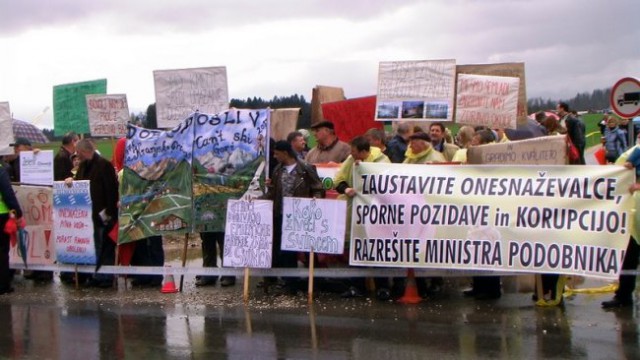 Protestni shod na Brdu pri Kranju - foto