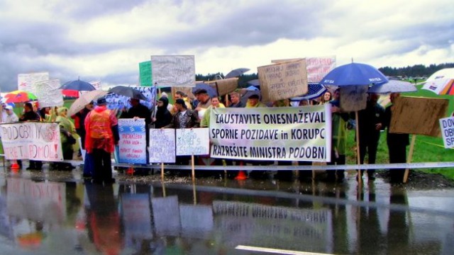 Protestni shod na Brdu pri Kranju - foto