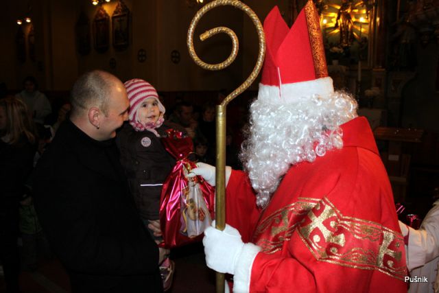 Miklavž obdarja