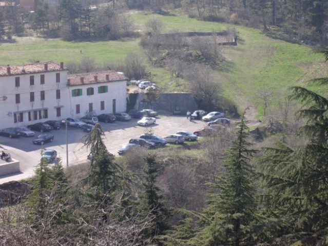 Pogled iz gradu na skoraj že prazno BMW parkirišče