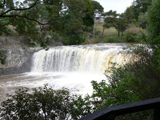 Slapovi v blizini Waitangija, mislm, da se jim rece Kauru falls..