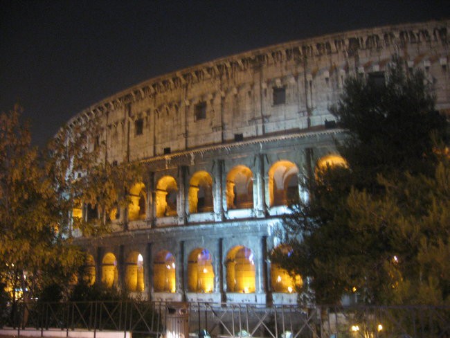 Rimski kolosej ali tudi Flavianov amfiteater (Amphitheatrum Flavium). Veličasten je.