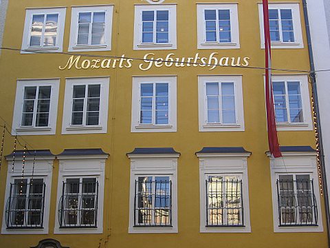 Najbolj znamenita hiša v Salzburgu. Značilna rumena fasada Mozartove rojstne hiše, v kater