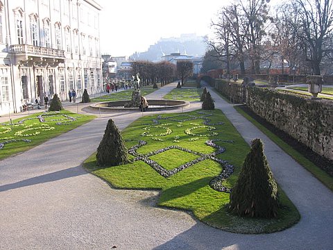 Park dvorca Mirabell ob desnem bregu reke Salzach 