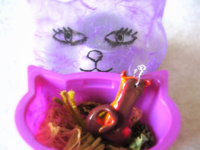 Mačkasti obesek za mačkastega mačka v žaklju v mačkasti škatli :))