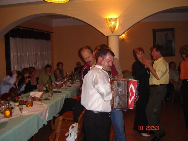 Naš harmonikar pa je igral in igral...