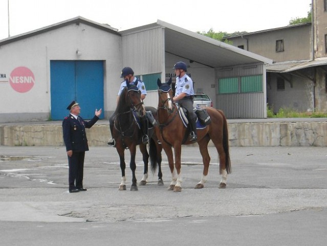 Policaja na konjih sta srkrbela za potek procesije.