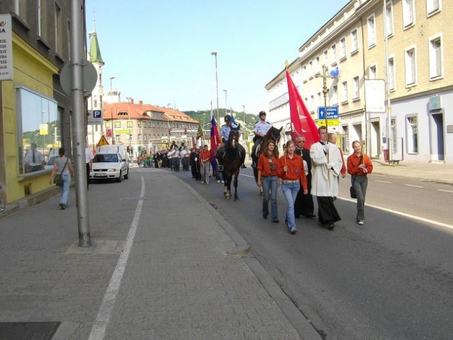 Na čelu procesije je bil križ in malteška zastava ter skavti z baklami.