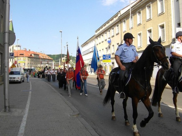 Sledila sta policaja na konjih, ki sta skrela za varen pohod.