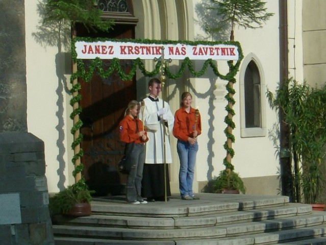Križ in bakle pred vhodom v stolnico.