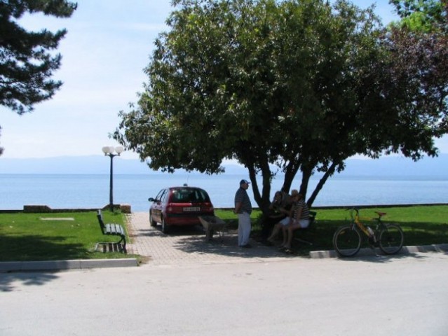 Pogled na Ohridsko jezero in glavno sprehajalno pot ob jezeru iz ulice, kjer je gostitelje