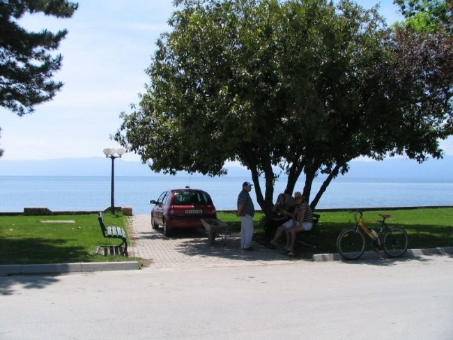 pogled na Ohridsko jezero in glavno sprehajalno pot ob jezeru iz ulice, kjer je gostitelje