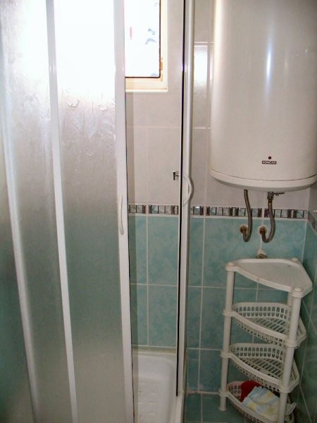 HIŠA - 1. nadstropje - kopalnica s tuš kabino, umivalnikom in straniščem.