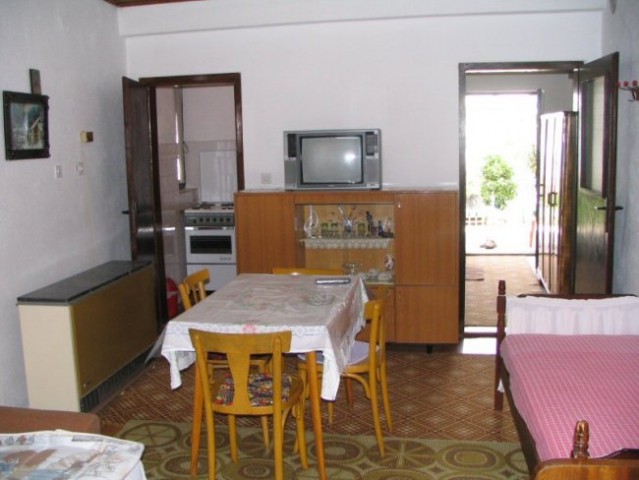 APARTMAN - pogled iz sobe na levo, kjer je vhod v kuhinjo in na desno, kjer je vhod v apar