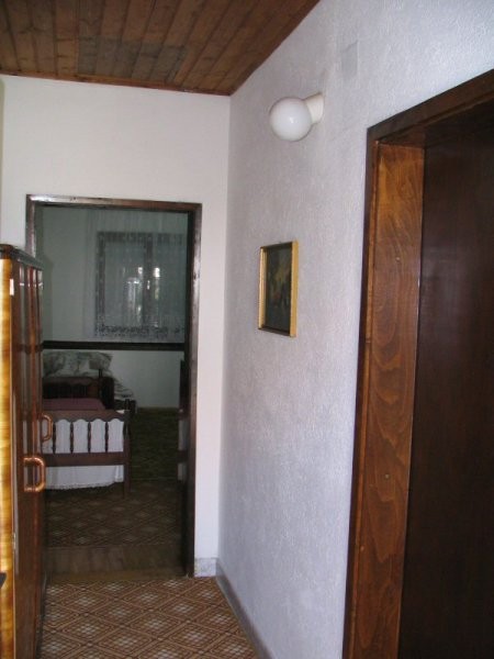 APARTMAN - pogled iz vhoda v apartman na hodnik - naravnost je soba, desno je vhod v kopal