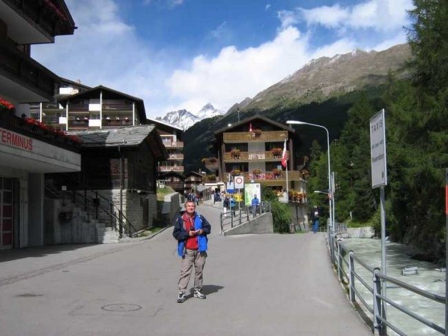 Jovan sredi Zermatta, ko se kar ni mogel nehat ogledovat Materhorna.
