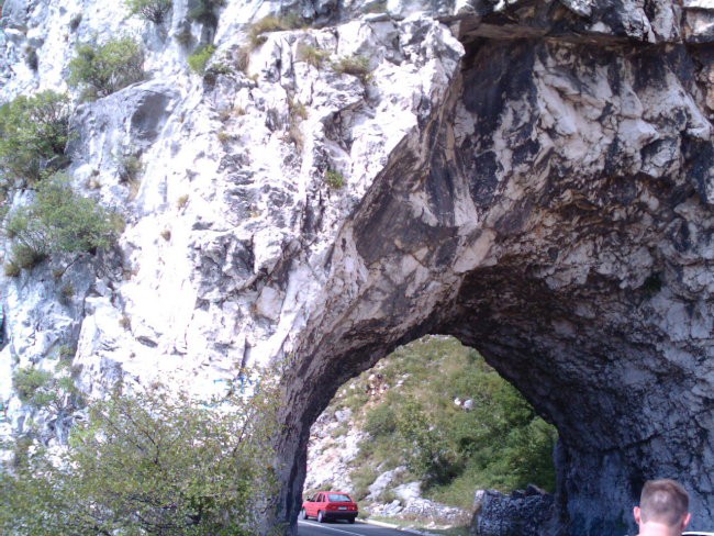 Tunel izklesan v živo skalo