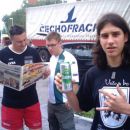 ...pa zvedavo brali kaj piše o sinočnji tekmi.