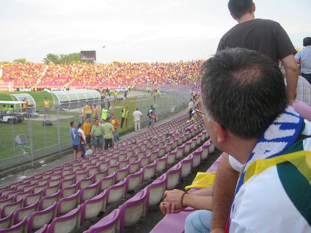 Stadion se je počasi polnil in romunski navijači so nas z zanimanjem opazovali