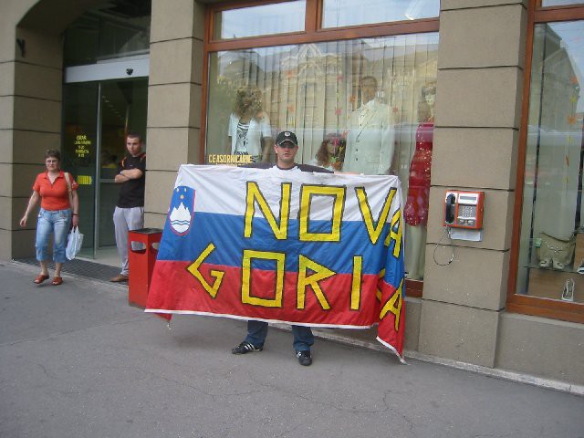 Naša znamenita zastava z napisom Nova Gorica