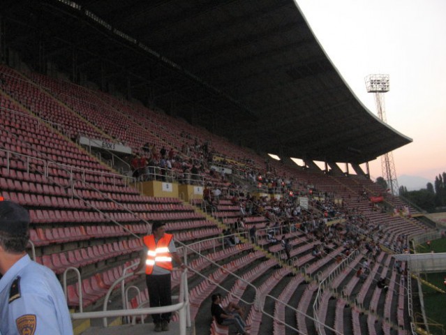 Stadion je bil skoraj prazen