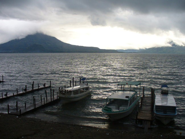 Lago de Atitlan
85.000 let staro jezero obkrozeno z vulkani
si lahko mislite, da noro