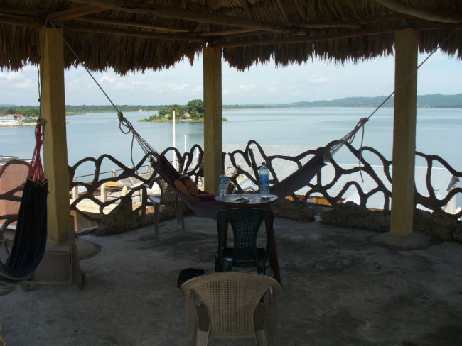 Takle je pa pogled iz najinega hotela v Floresu, mestecu na otocku sredi jezera. V mrezi j