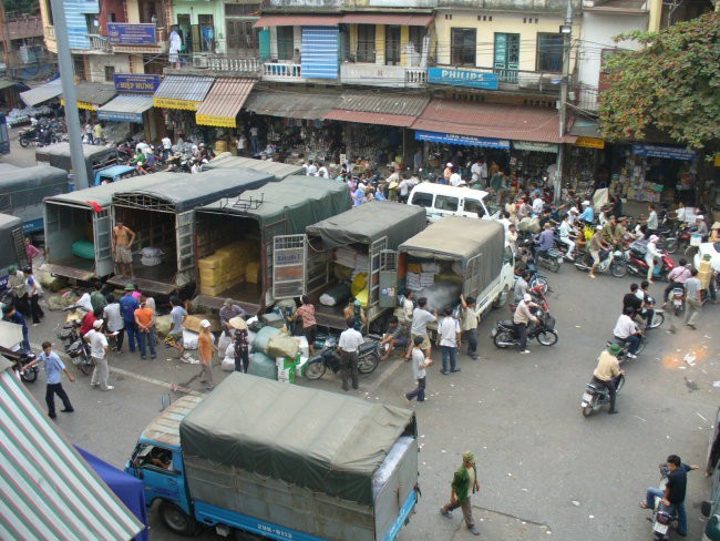 Tole je pogled na ulico v stari cetrti, se zmeraj u Hanoiu. Motorji, vse mozne trgovine, V