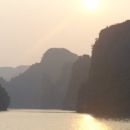 Slikca je iz Halong Baya. Tukaj iz vode strli tisoce otockov in ustvarja super pogled. Tol