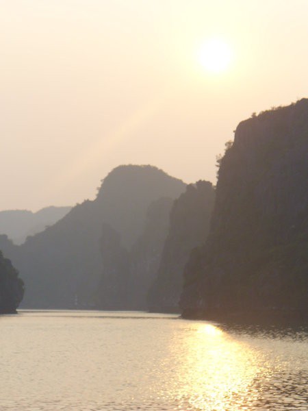 Slikca je iz Halong Baya. Tukaj iz vode strli tisoce otockov in ustvarja super pogled. Tol